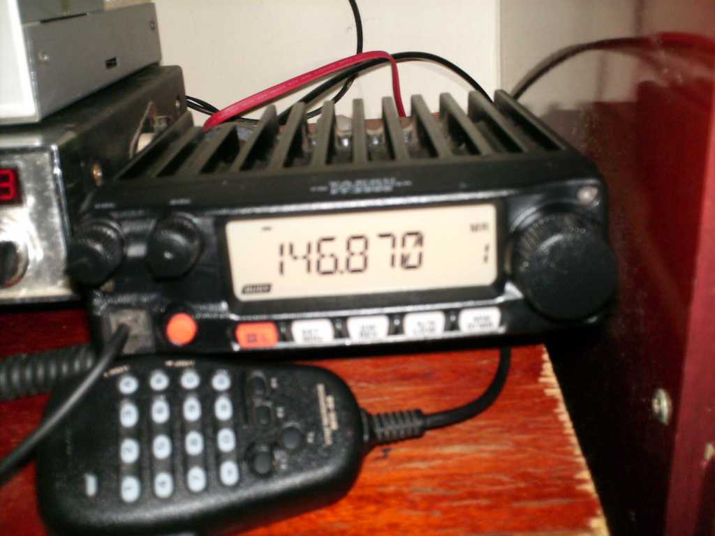 troco ft2900 vhf,ht dual band vhf e uhf, 148gtl + transvert 40 metros por hf somente troca. — Foto 1
