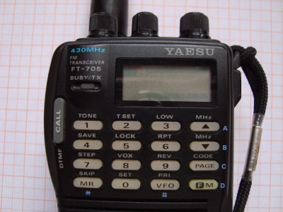 Rádio HT YAESU FT-705 430 MHz Excelente Estado — Miniatura 2