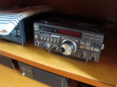 Transceptor HF Yaesu FT-757 GXII — Miniatura 2