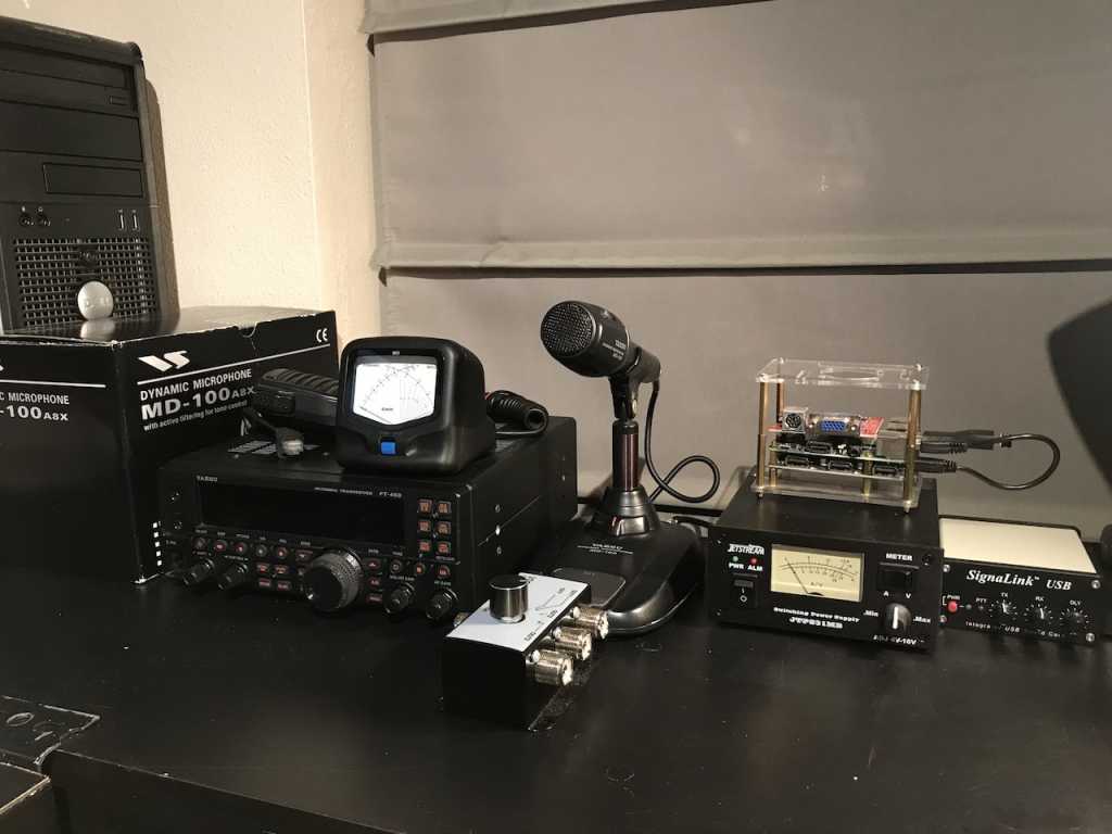 Yaesu FT-450AT HF + 6M R$3.000,00 (Signalink, Fonte 30A e antena a parte) — Foto 1