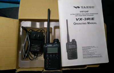 Vendo HT Yaesu VX-3R